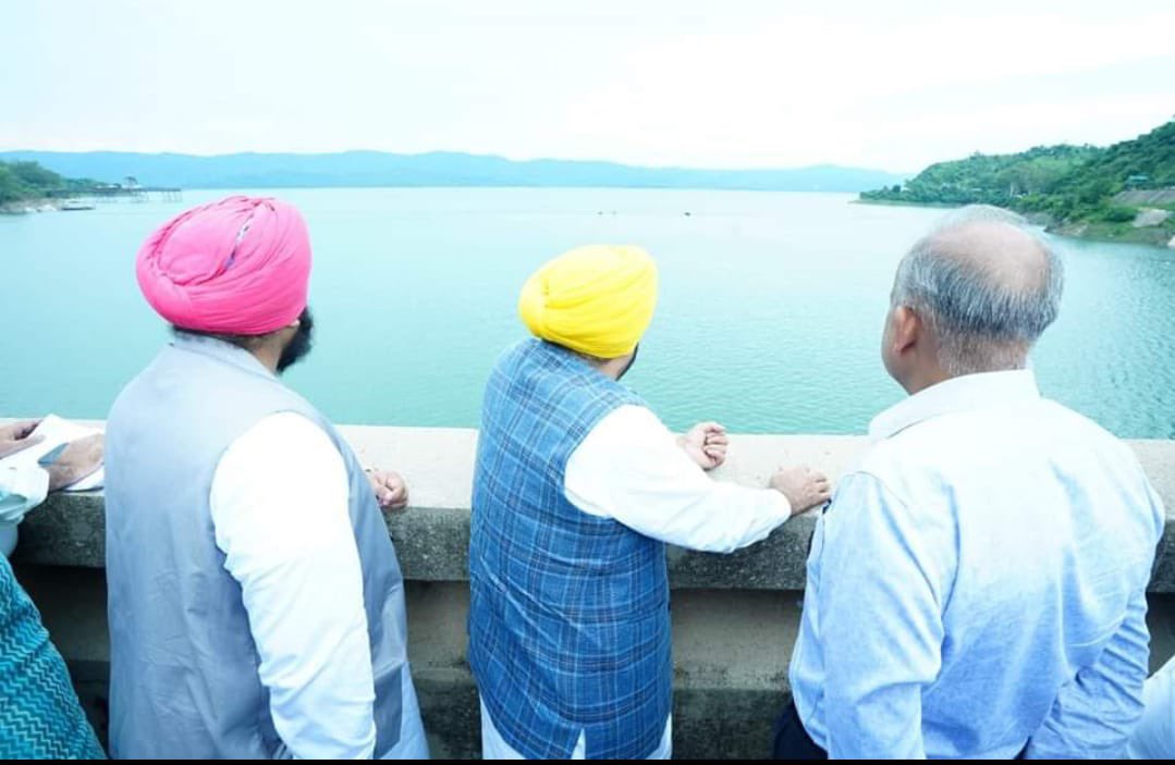 harjotbains's tweet photo. ਮਾਣਯੋਗ ਮੁੱਖ ਮੰਤਰੀ ਭਗਵੰਤ ਮਾਨ ਜੀ @BhagwantMann ji ਨੇ ਭਾਖੜਾ ਡੈਮ ਦਾ ਦੌਰਾ ਕੀਤਾ ਮੌਕੇ ਤੇ ਉੱਚ ਪ੍ਰਸ਼ਾਸ਼ਨਿਕ ਅਧਿਕਾਰੀਆਂ ਦੇ ਨਾਲ ਭਾਖੜਾ ਡੈਮ ਵਿੱਚ ਪਾਣੀ ਦੀ ਹੋਣ ਵਾਲੀ ਆਮਦ ਅਤੇ ਡੈਮ ਤੋਂ ਛੱਡੇ ਜਾਣ ਵਾਲੇ ਪਾਣੀ ਵਾਰੇ  ਗੰਭੀਰਤਾ ਨਾਲ਼ ਵਿਚਾਰ ਵਿਮਰਸ਼ ਕੀਤਾ���

ਉਨ੍ਹਾਂ ਵਲੋਂ ਲੌਕਾਂ ਨੂੰ ਕਿਸੀ ਵੀ ਅਫ਼ਵਾਹ ਤੋਂ ਦੂਰ ਰਹਿਣ ਦੀ ਅਪੀਲ ਕੀਤੀ ਗਈ ਹੈ। ਹਜੇ ਡੈਮ ਤੋਂ ਕੋਈ ਫਲੱਡ ਗੈਟ ਨਹੀਂ ਖੋਲੇ ਜਾ ਰਹੇ। ਹਾਲਾਤ ਬਿੱਲਕੁੱਲ ਕਾਬੂ ਵਿੱਚ ਹਨ।