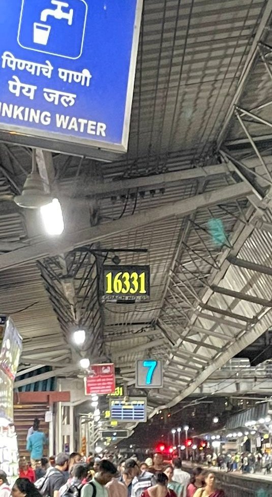 SARANGSGS's tweet photo. @RailMinIndia NTES shows platform no. 5 and Station shows platform no. 7. No prior announcement. How will senior citizens/ pregnant women run and change platforms? How to trust government apps? https://t.co/FybA7ZNNxF