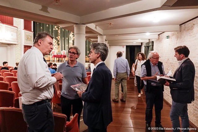 Friuli, ecco il recente incontro nello splendido Antico Teatro Arrigoni. Confronto sulla divulgazione musicale in televisione e nell'editoria assieme a Filippo Michelangeli durante il Concorso internazionale 'Piccolo violino magico'. Grazie all'attento e partecipe pubblico ❤️🎶