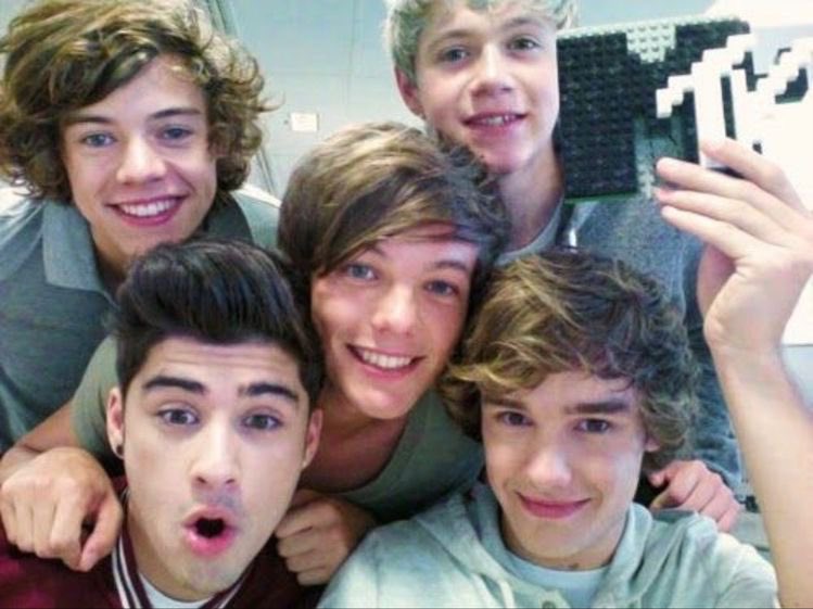 yoyo_idk's tweet image. eu amo tanto essa foto, eles tão 🤏🏻