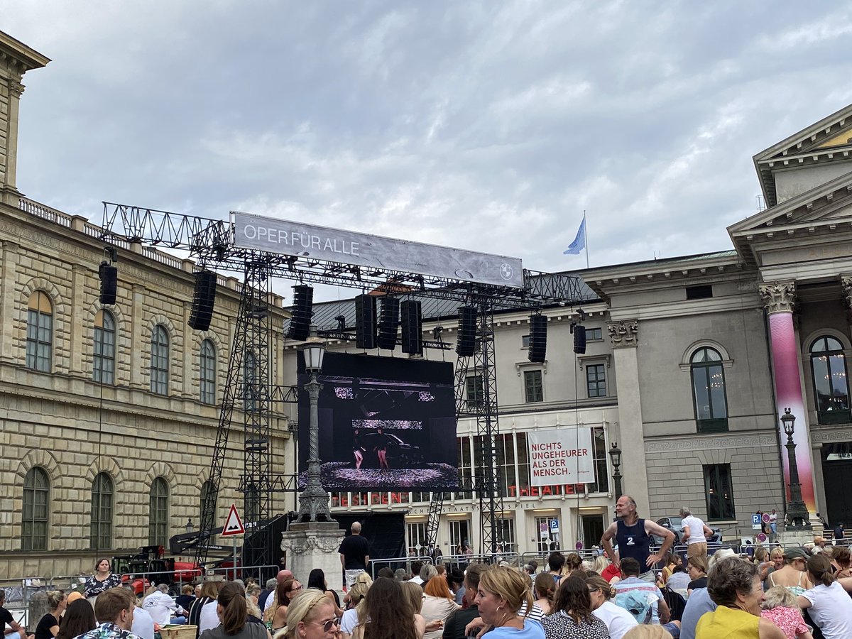 Die Vorfreude steigt! Ab 19.00 lauschen auf dem Max-Joseph-Platz Tausende Opernfans „Aida“ unter freiem Himmel. Was für eine tolle Stimmung! #BSOOFA #BSOAIDA #BMWOPERANEXT #OPERFUERALLE <a href="/bay_staatsoper/">BayerischeStaatsoper</a>