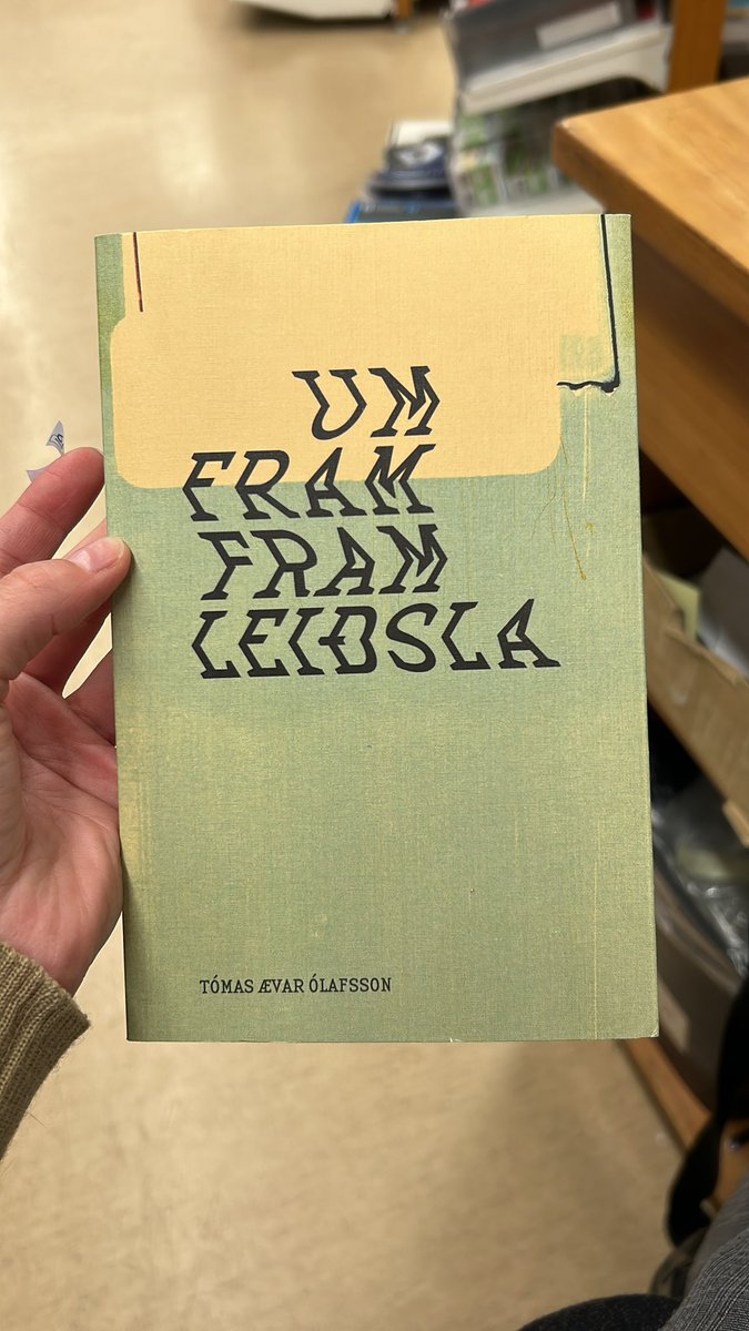 Ég er frekar sein en VÁ hvað þetta er góð ljóðabók!!!