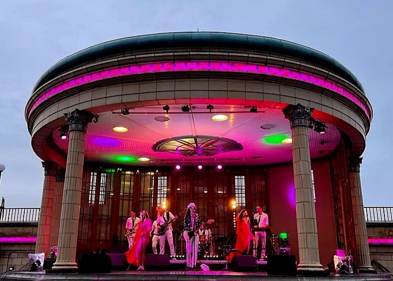 ChictoChicTrib's tweet photo. What an amazing crowd last night, who braved the weather to party with us @BandstandEB
📸 credit: @whiteleyevents who were also amazing on sound 🔊👌🏻🪩🎶
#eastbourne #chictributeshow #nilerodgersandchictribute #chictribute #chictributeband #disco #chictochic #nilerodgersandchic https://t.co/70puiRdQHI