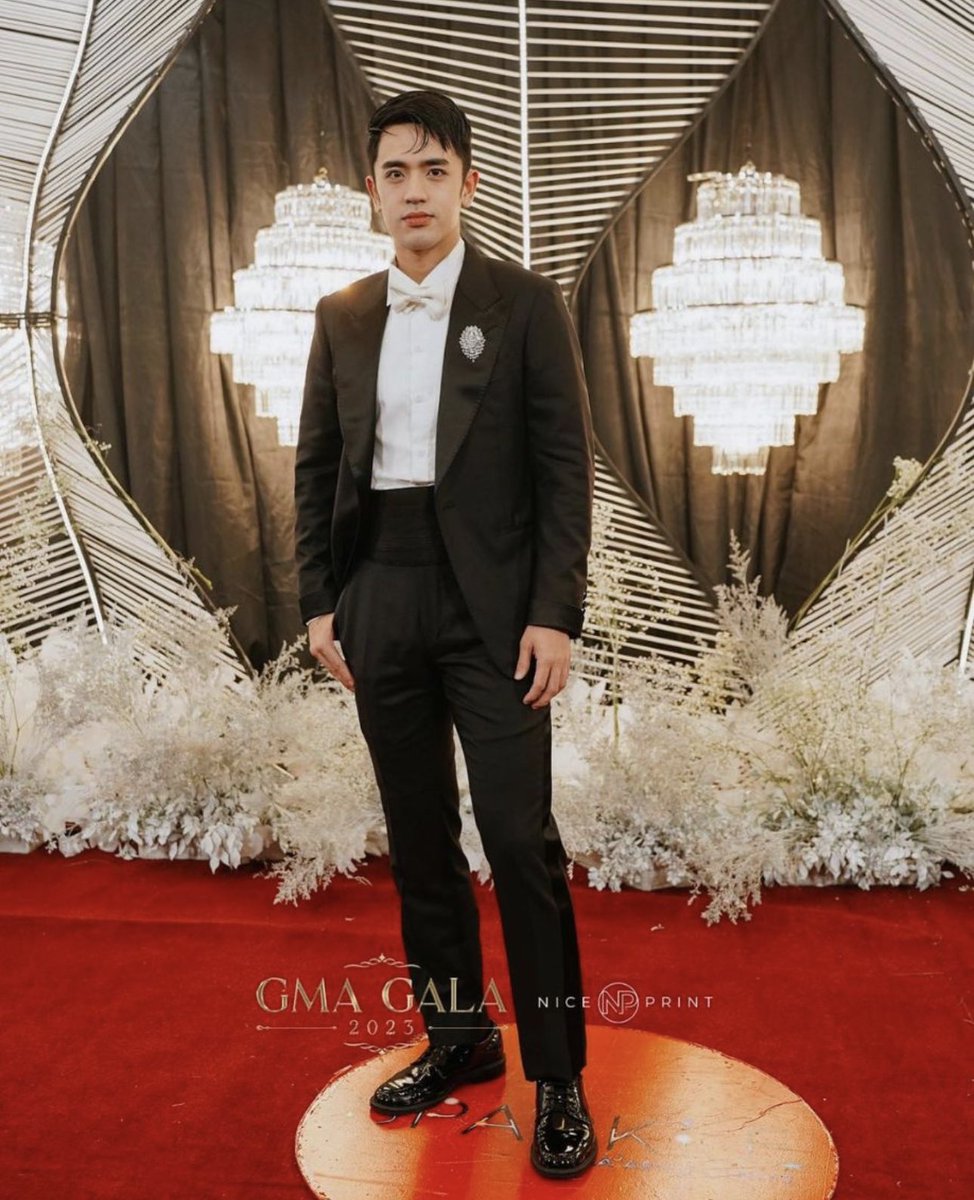 BarDaOFC's tweet photo. He is the man of the hour, the Pambansang Ginoo, and one of the brightest star today 😉

@davidlicauco is hailed as one of Esquire Magazine’s best dressed at the #GMAGala2023

🔗 https://t.co/AeapO2iIV6

#BarDa
#DavidLicauco https://t.co/BZCvbLmzYj