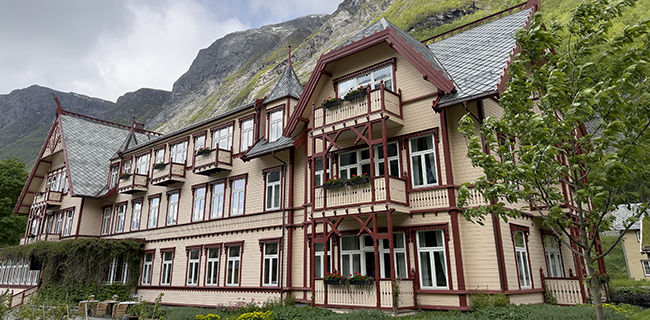 NorAmNews's tweet image. The Union Øye Hotel is a jewel from the past nestled among the Sunnmøre Alps in Western Norway – full of charm, full of history. #explorenorway #visitsunnmøre #norway @HotelUnionOye 

ow.ly/eb3W50PgaJI