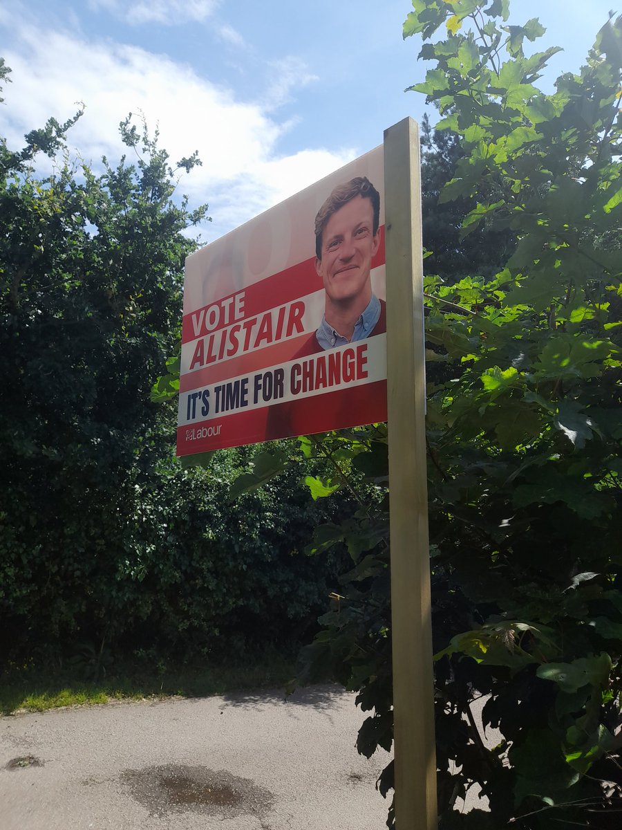 MatthewKWright's tweet photo. Out in Mid Beds again for @alistrathern with @PJRoberts_ and @GMBLondonRegion activist @JamesRWood94 knocking doors.
Great to have non-labour members excited about the chance to elect a Labour MP & asking for Stakeboards with over 75 already in place!
#TeamStake #LabourGain πΉ https://t.co/QadTx0WP6E