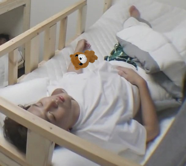 동배 머리 무거울텐데... 형아가 팔베개까지...