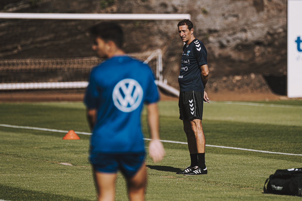 CDTOficial's tweet photo. ¡Buenos días, #blanquiazules!

🎉 Hoy felicitamos por su cumpleaños al segundo entrenador con más partido en el banquillo del #CDTenerife (1⃣2⃣4⃣) y #LeyendaCDT. 

¡Feliz 🎂, @LuisMiguelRamis! 

#HistóricosCDT #YoSoyElTenerife 

(📷 @sanacosta_) https://t.co/DyL5SmvkwY