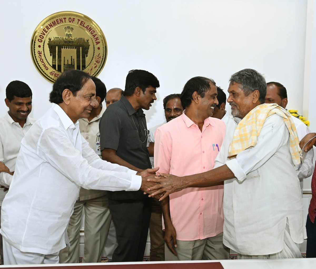 TelanganaCMO's tweet photo. తమకు 'పే స్కేలు' నిర్ణయించి ప్రభుత్వ ఉద్యోగులుగా పర్మినెంట్ చేస్తూ చారిత్రక నిర్ణయం తీసుకున్నందుకు ముఖ్యమంత్రి శ్రీ కె. చంద్రశేఖర్ రావును ఈరోజు సచివాలయంలో కలిసి ధన్యవాదాలు తెలిపిన వీఆర్ఏ జేఏసీ నేతలు. https://t.co/19qJReFhdo