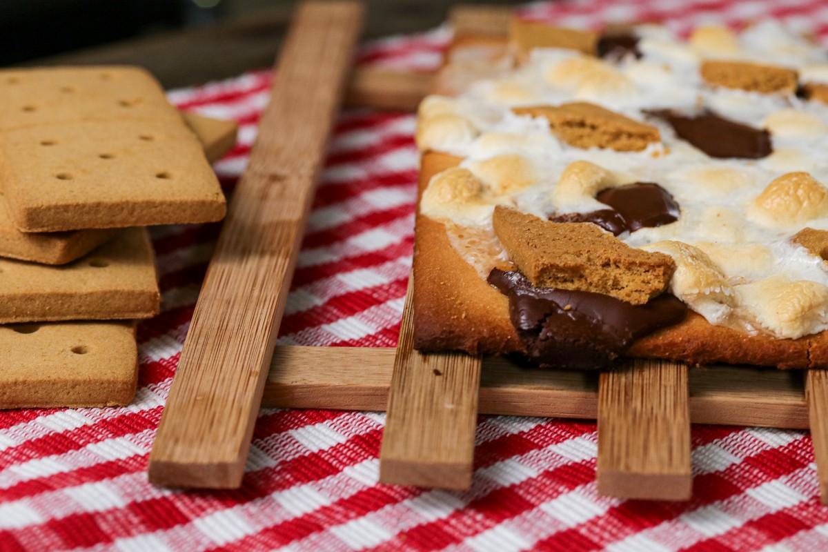 #Glutenfree Smoreables Pizza. Two of the best things in life put together in one treat you can have for breakfast, lunch or dinner. #glutenfreepizza #glutenfreesmores Recipe on our website buff.ly/3r1KKca