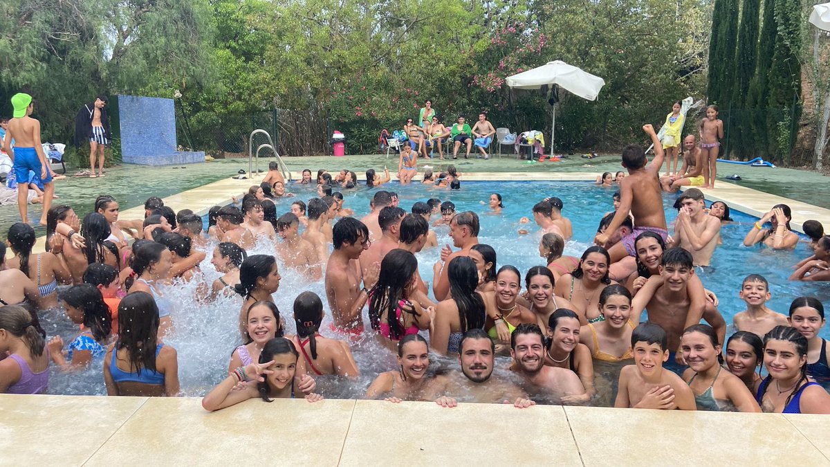 ¡Nuestros primeros momentos juntos! Reflexión y momento de piscina… ¡hay tiempo para todo! #gruposdefe #grupossafa #somosfamilia #somosfesd