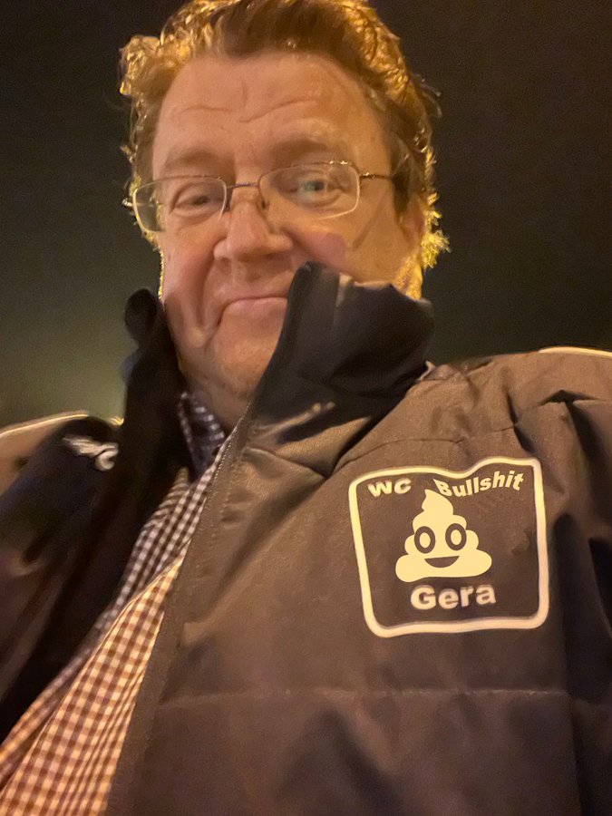 JorgKoester's tweet photo. @StBrandner #Reichstrunkenbold #Brandner versucht mal wieder mit 2 Promille lustig zu sein......
#DonPromillo #Politpfeife #Schmierlapp #Fettkopf
#Maulheld für Alternative Deppen
#WCBullshit #Gera https://t.co/A7nfTwWmz1
