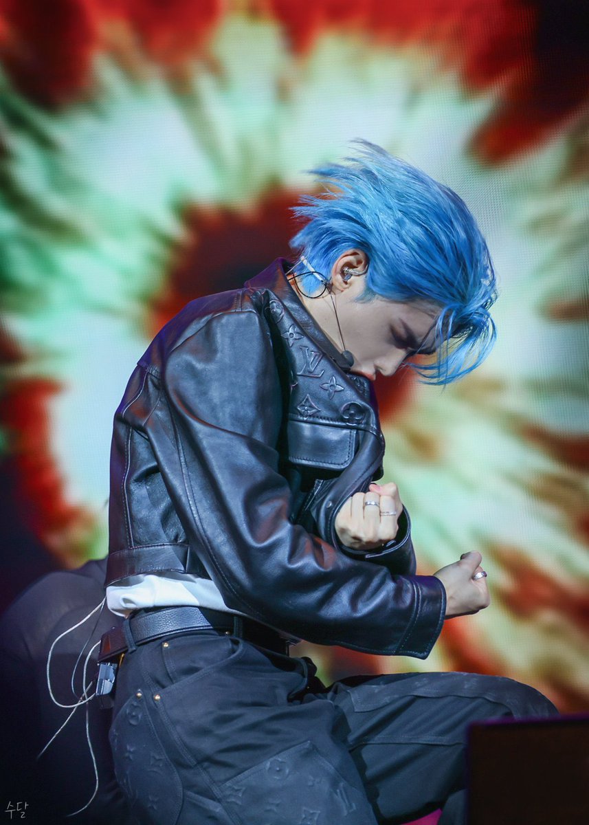 this photo of Felix looks like an anime scene WOW

cr: bbok_otter