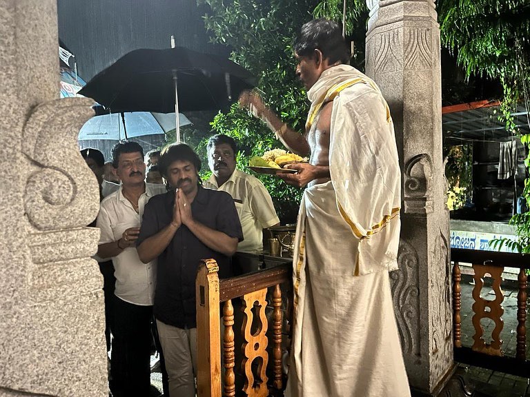 Madhu_Bangarapp's tweet image. ದಕ್ಷಿಣ ಕನ್ನಡ ಜಿಲ್ಲೆಯ ದೇಯಿ ಬೈದೆತಿ ಕೋಟಿ ಚೆನ್ನಯ ಮೂಲಸ್ಥಾನವಾದ ಶ್ರೀ ಕ್ಷೇತ್ರ ಗೆಜ್ಜೆಗಿರಿಗೆ ಭೇಟಿ ನೀಡಿ ಶ್ರೀ ಕ್ಷೇತ್ರದಲ್ಲಿ ವಿಶೇಷ ಪ್ರಾರ್ಥನೆ  ಸಲ್ಲಿಸಿದೆನು.
ಬಳಿಕ ಕ್ಷೇತ್ರದ ಆಡಳಿತ ಮಂಡಳಿಯವರ ವತಿಯಿಂದ ಗೌರವ ಅಭಿನಂದನೆ ಸ್ವೀಕರಿಸಲಾಯಿತು...

#Puttur
#Madhu_Bangarappa
#Team_Madhu_Bangarappa
