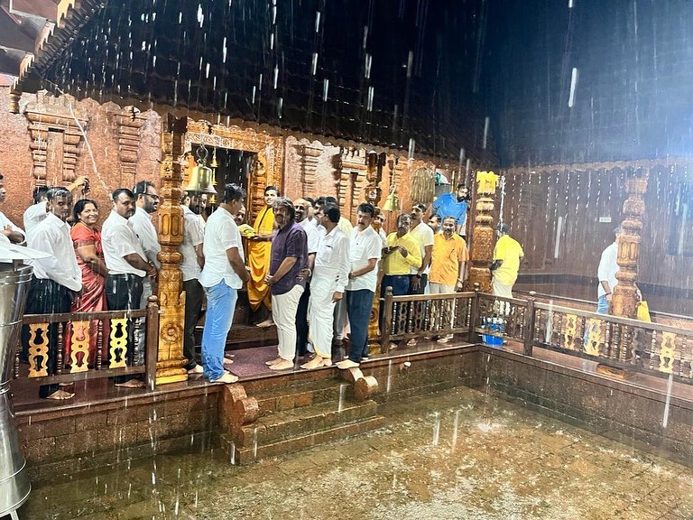 Madhu_Bangarapp's tweet image. ದಕ್ಷಿಣ ಕನ್ನಡ ಜಿಲ್ಲೆಯ ದೇಯಿ ಬೈದೆತಿ ಕೋಟಿ ಚೆನ್ನಯ ಮೂಲಸ್ಥಾನವಾದ ಶ್ರೀ ಕ್ಷೇತ್ರ ಗೆಜ್ಜೆಗಿರಿಗೆ ಭೇಟಿ ನೀಡಿ ಶ್ರೀ ಕ್ಷೇತ್ರದಲ್ಲಿ ವಿಶೇಷ ಪ್ರಾರ್ಥನೆ  ಸಲ್ಲಿಸಿದೆನು.
ಬಳಿಕ ಕ್ಷೇತ್ರದ ಆಡಳಿತ ಮಂಡಳಿಯವರ ವತಿಯಿಂದ ಗೌರವ ಅಭಿನಂದನೆ ಸ್ವೀಕರಿಸಲಾಯಿತು...

#Puttur
#Madhu_Bangarappa
#Team_Madhu_Bangarappa