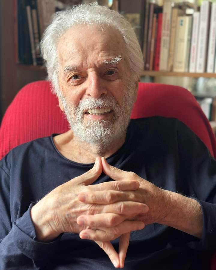 Hoy en este domingo, mi día de descanso, quiero compartir contigo algunas de mis ignorancias que intentan ser sabidurías.

1. No sé quien soy, pero sé como me siento.

2. No sé lo que valgo, pero sé no compararme. 

3. No sé dónde estoy, pero sé que estoy en mí. 

4. No sé a