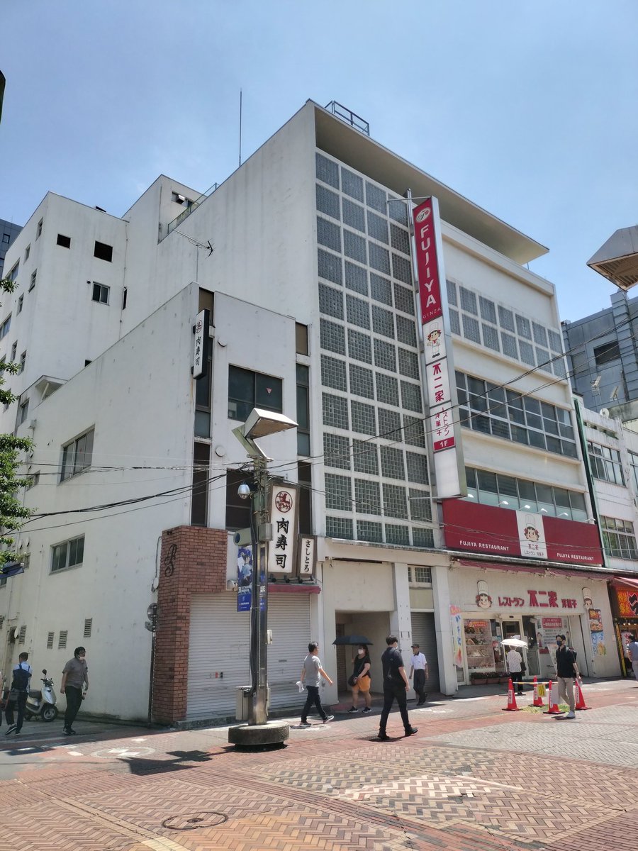 mot33's tweet photo. 築86年の不二家横浜センター店。
老朽化で建て替えるとのこと。
戦後は、進駐軍に接収され進駐軍専用のダンスホールだった時期もあったそうです。
#進駐軍 #不二家 #OccupationForce #占領軍 #ダンスホール #接収 https://t.co/0vLDxk2O9Q