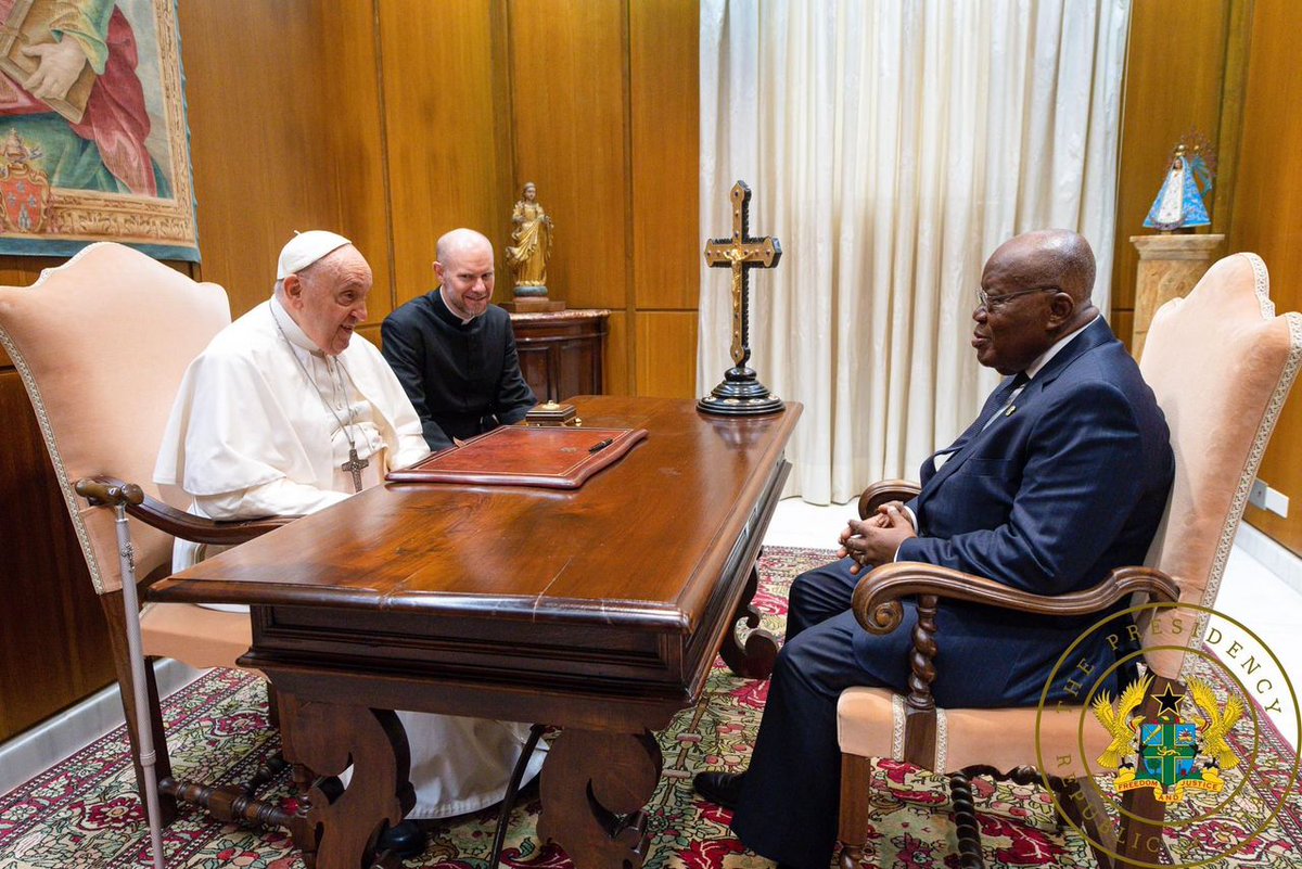 JoyNewsOnTV's tweet photo. President Akufo-Addo meets Pope Francis at the Vatican. #JoyNews https://t.co/4PAU5TDaLX