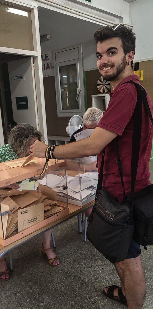 marcmata13's tweet photo. Los periodistas también votamos como ciudadanos que somos. Ejerciendo, de nuevo, mi derecho a voto.
(PD: Ah, y con la pulsera con la bandera 🏳️‍🌈 y la feminista. 🤭)
#votaprogreso #votabien #votaizquierda #novotesfascismo https://t.co/OyMXMfZ28b