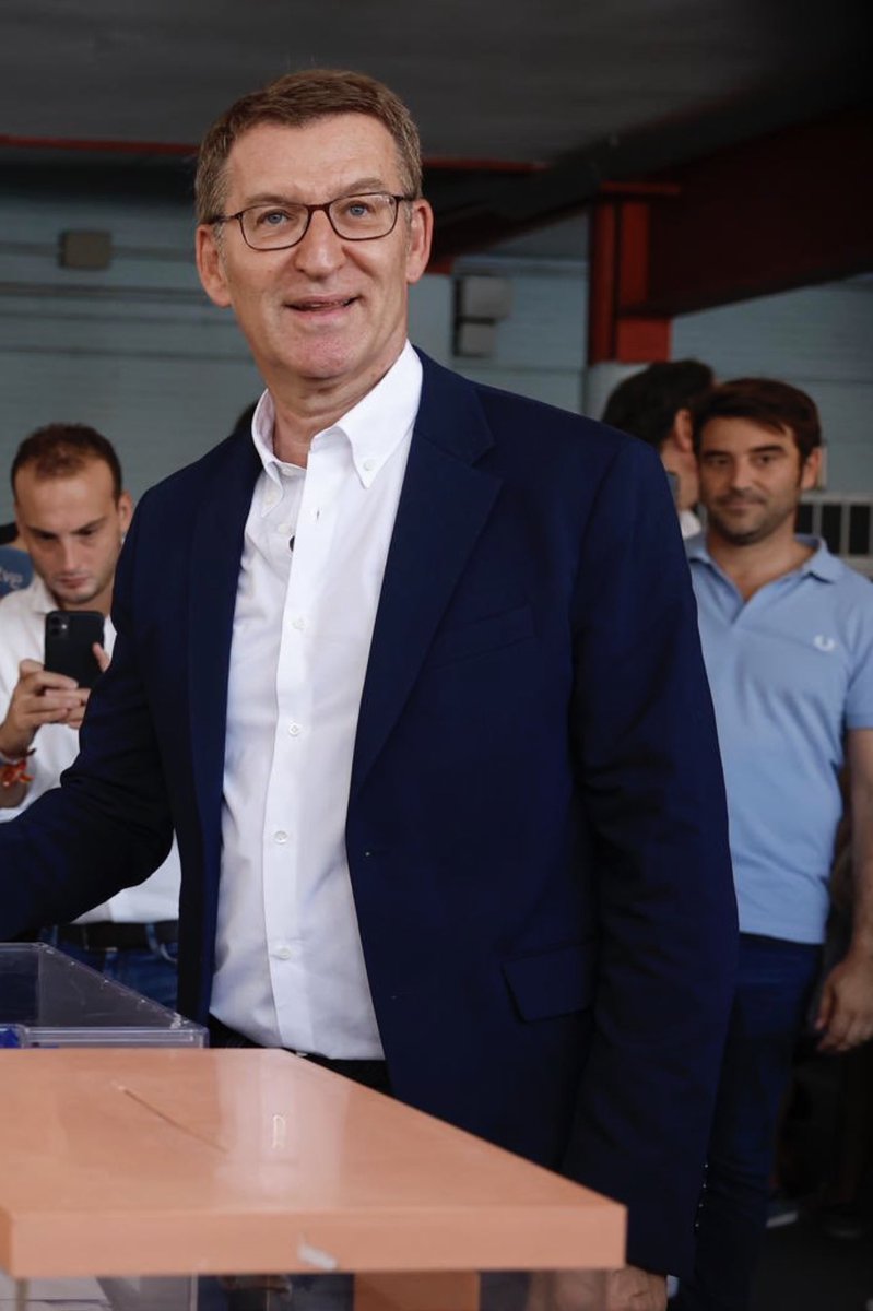 crispmarcote's tweet photo. - Ha ido usted con Negre a votar, señor Feijóo ? 

- Quién? 

- Javier Negre, el condenado por expandir bulos 

- Ah no sé, no tengo Glugle. https://t.co/h8Dx1SrvAh