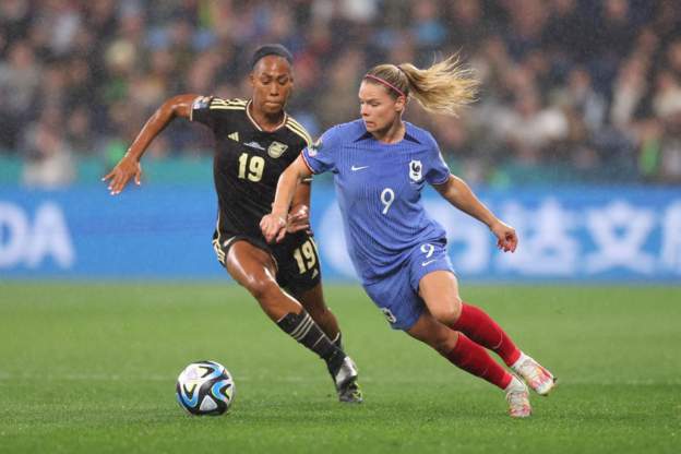 A draw that feels like a victory: 🇯🇲Jamaica 0 🇫🇷France 0 as the final whistle blows. Withstood a relentless second half French onslaught and the 43rd ranked team in the world holds a footballing giant. But sadly we’ve lost Bunny for our match against Panama. #Jamaica #ReggaeGirlz