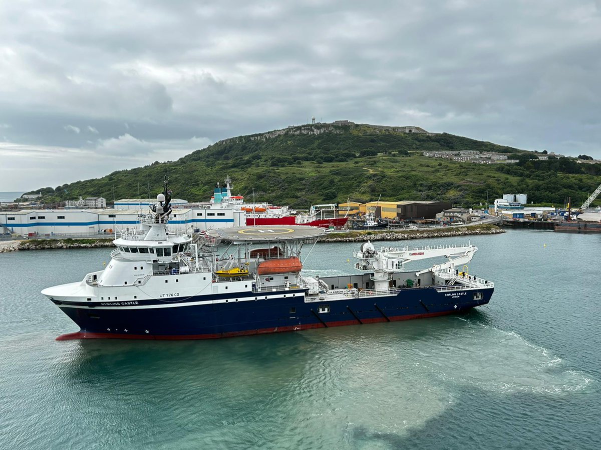 'Look, Mum, no tugs 👀' RFA Stirling Castle, showing us her moves yesterday. 😎👌⚓️👋🇬🇧 #smoothoperators #RFA #careersatsea  @RFAStrlngCastle @RFAHeadquarters @CdreDavidEagles @LadyW_Joanna