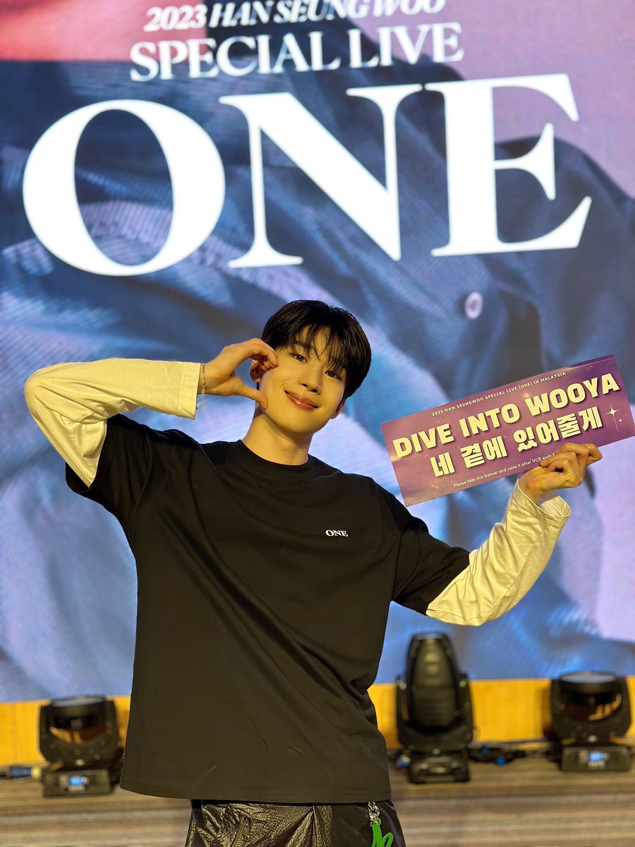 HanSeungWoo_twt's tweet photo. [📸]
2023 HAN SEUNG WOO 
SPECIAL LIVE <ONE> in Malaysia
오늘도 승우와 행복한 시간을 함께 해주셔서 감사합니다👍
앞으로도 한아 곁에서 함께 행복한 🥰추억 많이 만들어 갈 예정이니
8월 공연도 많은 기대 부탁드리며 항상 고마워요 한아💜

#한승우 #HANSEUNGWOO #ONE https://t.co/3pmslyLGSf