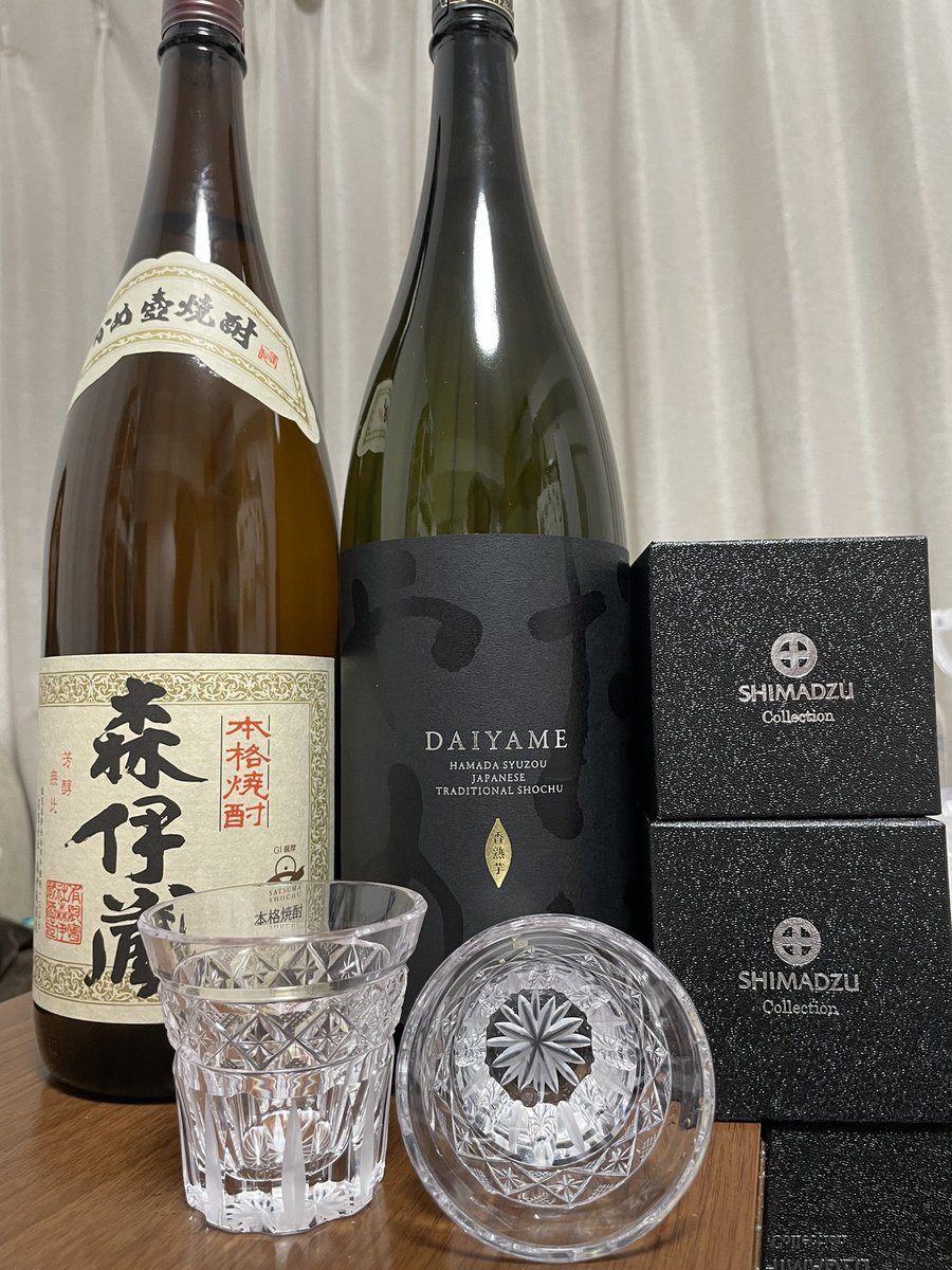 結婚のお祝いに頂いてしまいました！

いや、森伊蔵て(O_O)
ありがたく頂戴致します！！

薩摩切子のグラスは先日鹿児島に行った際に嫁と作って来た物です(ノロケ

あ、サガちゃんありがとうね(笑)