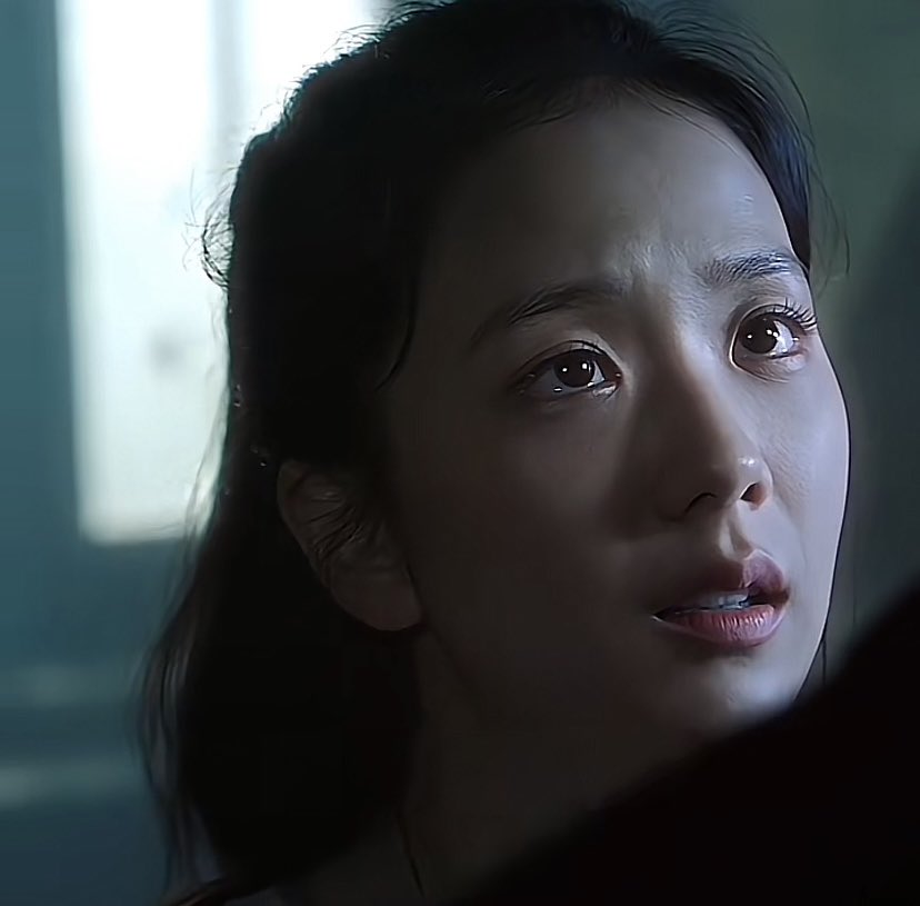 hae_milk's tweet photo. thinking about haein saying that jisoo's eyes are beautiful because he's taller than her and he always sees her big doe eyes from above when they look at each other so i totally understand that it’s one of his fav thing about her… https://t.co/NjnTb3ndGt