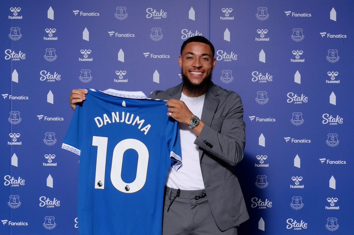 FabrizioRomano's tweet photo. Official, confirmed. Danjuma has joined Everton on loan from Villarreal. 🔵✨

He’s new #EFC number 10. https://t.co/ScAmgsQBOK