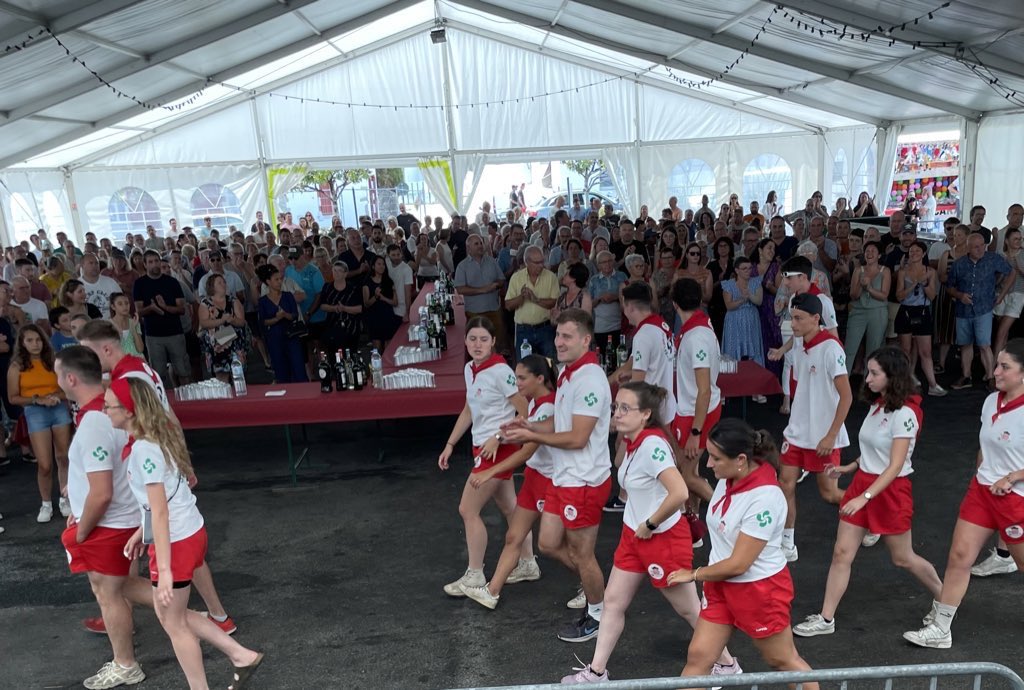 max_brisson's tweet photo. 🥁Le village d’#Urcuit était à l’occasion de ses fêtes traditionnelles rassemblé ce midi autour de ses champions sportifs, de son très dynamique comité des jeunes et de la municipalité.
Merci à Raymond Darricarère et à son équipe pour leur convivial accueil.
#SénateurdeTerrain https://t.co/KqAgbQLoW4