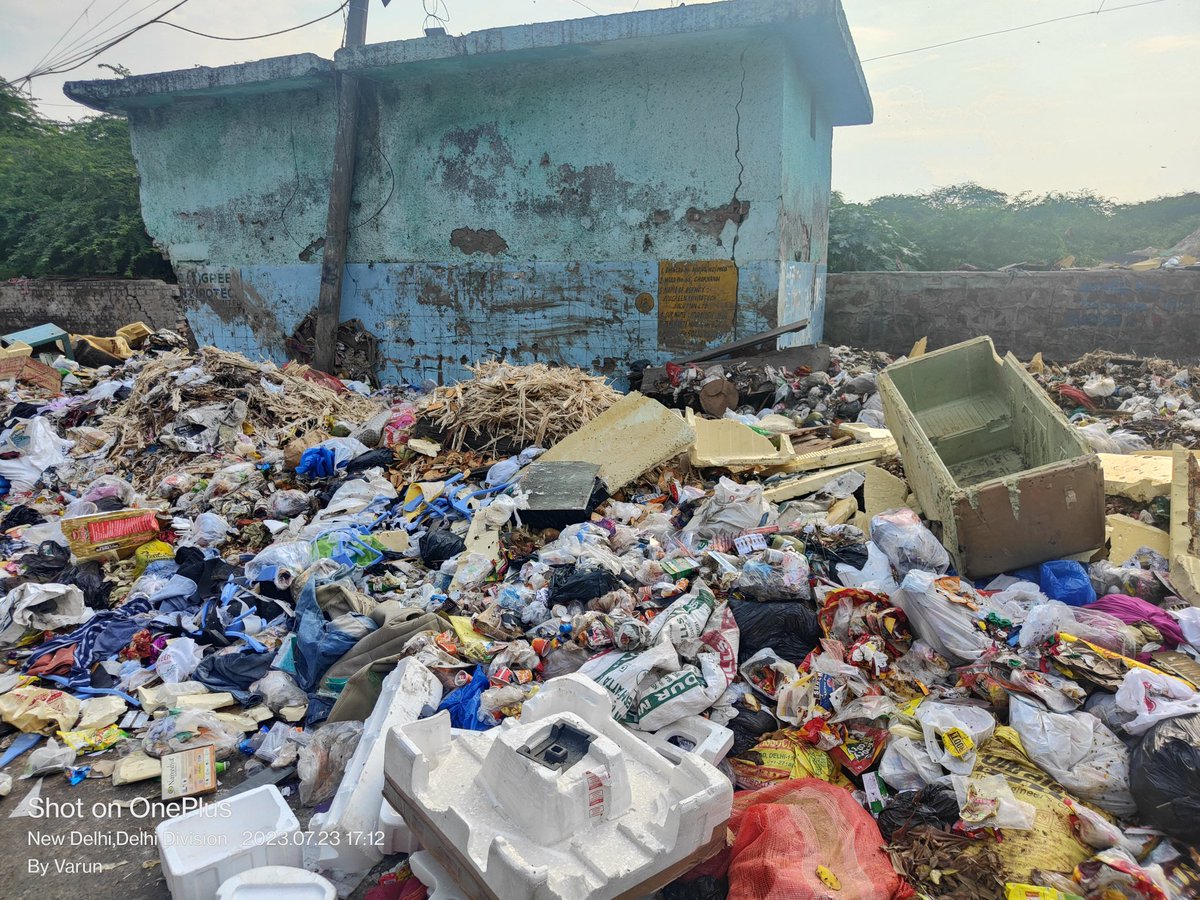LordYamraaj's tweet photo. धन्यवाद @ArvindKejriwal जी, आपकी @MCD_Delhi , दिल्ली को लंदन बनाने को अग्रसर, दिल्ली को कूड़े की राजधानी बनाने के लिए आपका धन्यवाद, दिल्ली बदलने आए थे और बदल दी, सब जगह बस कूड़ा, लोकेशन वीडियो में संलग्न है @LtGovDelhi कृपया संज्ञान लीजिए, लोग नरकीय जीवन जीने को मजबूर https://t.co/ZnqD2rgWt1
