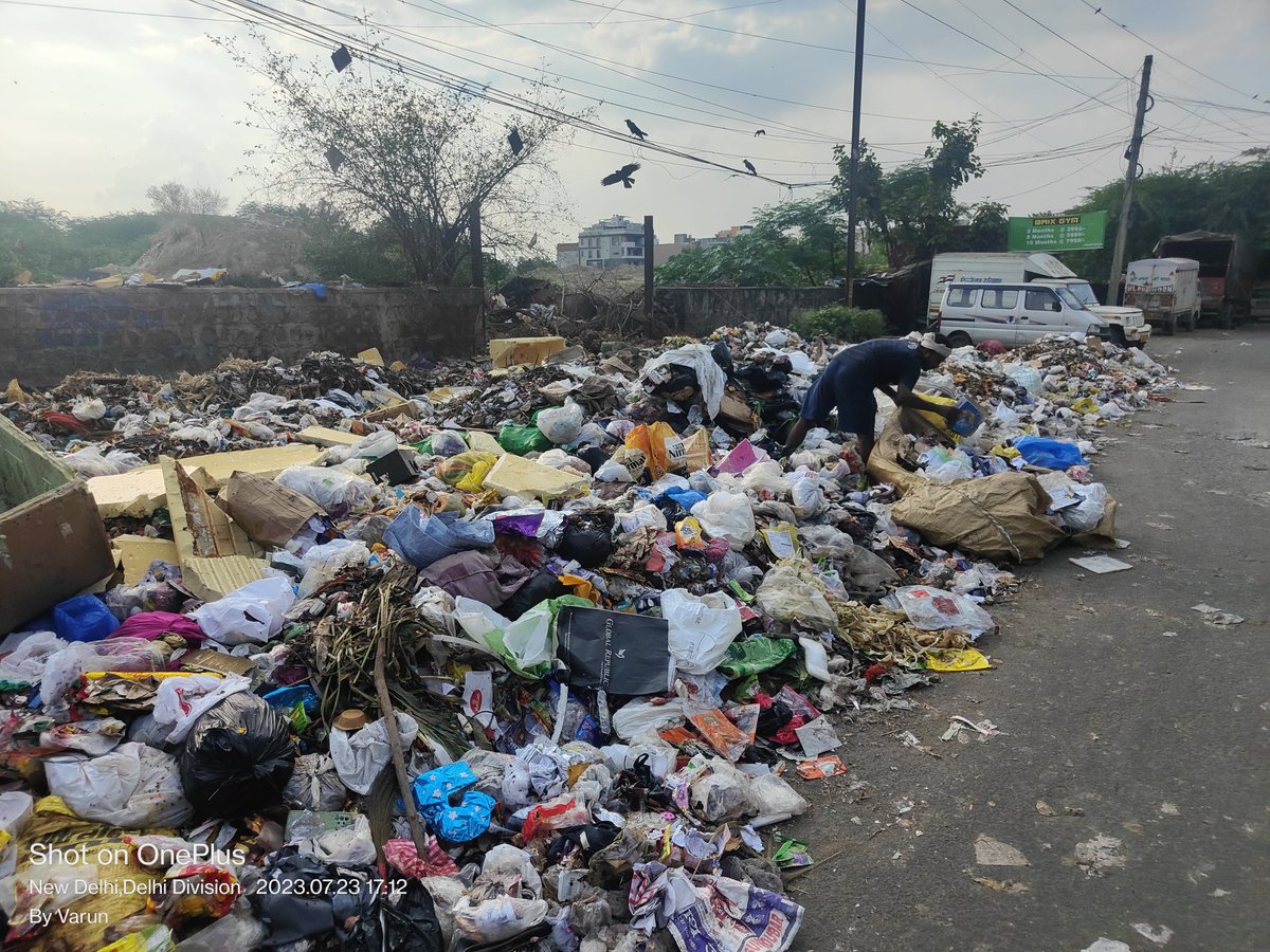LordYamraaj's tweet photo. धन्यवाद @ArvindKejriwal जी, आपकी @MCD_Delhi , दिल्ली को लंदन बनाने को अग्रसर, दिल्ली को कूड़े की राजधानी बनाने के लिए आपका धन्यवाद, दिल्ली बदलने आए थे और बदल दी, सब जगह बस कूड़ा, लोकेशन वीडियो में संलग्न है @LtGovDelhi कृपया संज्ञान लीजिए, लोग नरकीय जीवन जीने को मजबूर https://t.co/ZnqD2rgWt1