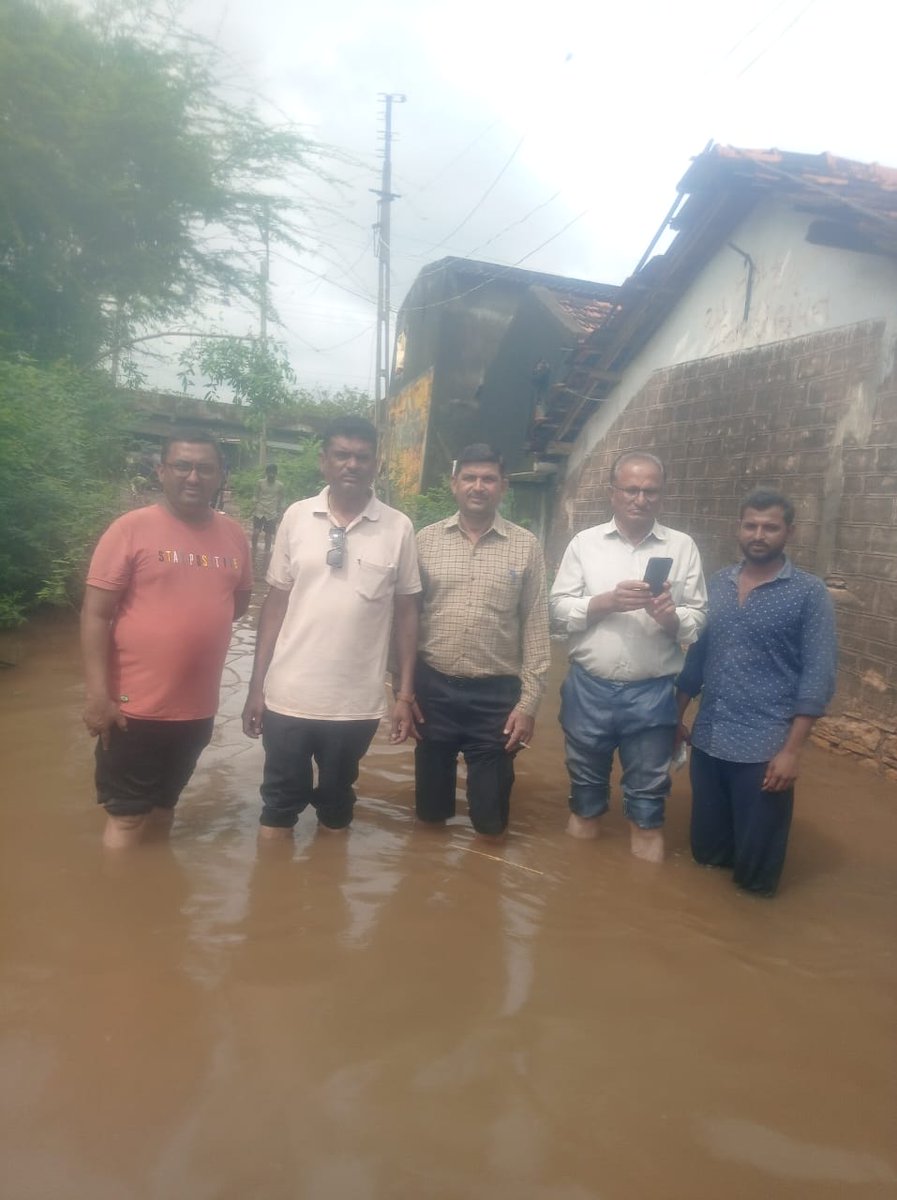 tcmbvn's tweet photo. મહુવા તાલુકાના સથરા ગામે  પડેલા ભારે વરસાદ થી ગામમા થયેલા નુકસાનનો રવિવારની રજાના દિવસે પણ સર્વે કરી રહેલા તલાટી કમ મંત્રીશ્રીઓ.ગ્રામ કક્ષાએ આવી પડતી  કોઈપણ આફત સમયે સૌથી પહેલા તલાટી કમ મંત્રીશ્રીઓ જ ગ્રામજનોની સાથે અડીખમ ઉભા રહેતા હોય છે.
@bachubhaikhabad
@BhavnagarDdo
@CMOGuj https://t.co/kIulX2FZjI