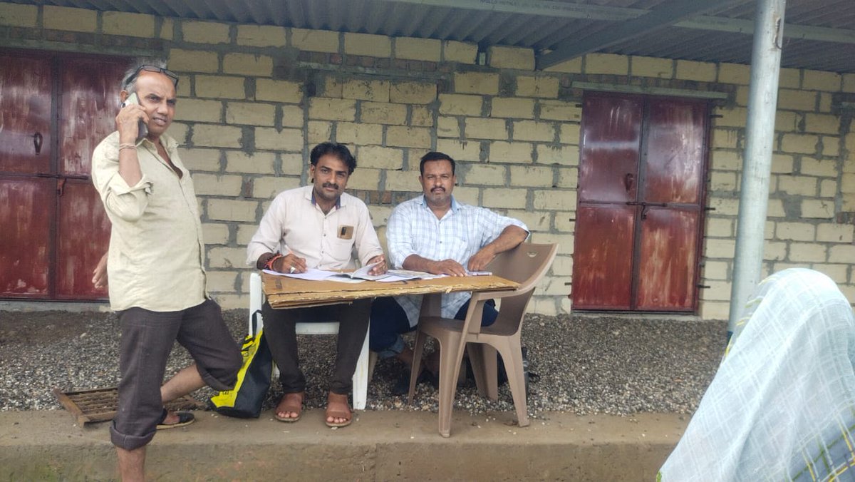 tcmbvn's tweet photo. મહુવા તાલુકાના સથરા ગામે  પડેલા ભારે વરસાદ થી ગામમા થયેલા નુકસાનનો રવિવારની રજાના દિવસે પણ સર્વે કરી રહેલા તલાટી કમ મંત્રીશ્રીઓ.ગ્રામ કક્ષાએ આવી પડતી  કોઈપણ આફત સમયે સૌથી પહેલા તલાટી કમ મંત્રીશ્રીઓ જ ગ્રામજનોની સાથે અડીખમ ઉભા રહેતા હોય છે.
@bachubhaikhabad
@BhavnagarDdo
@CMOGuj https://t.co/kIulX2FZjI