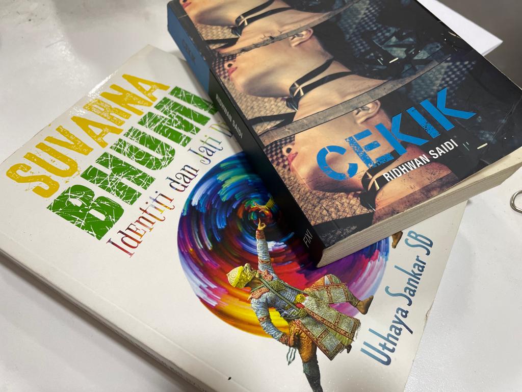 Novel #Cekik (2011) oleh Ridhwan Saidi sudah banyak kali diulang cetak.

Dapat sambutan hangat pembaca generasi muda Melayu.

<a href="/BukuFixi/">Buku Fixi</a> dan <a href="/amirmu/">Amir Muhammad</a> sudah tiada stok.

Tahun 2022, KDN haramkan. — rb.gy/ogr9uq

Jadi, #SuvarnaBhumi (2022) “selamat” untuk 11 tahun lagi.