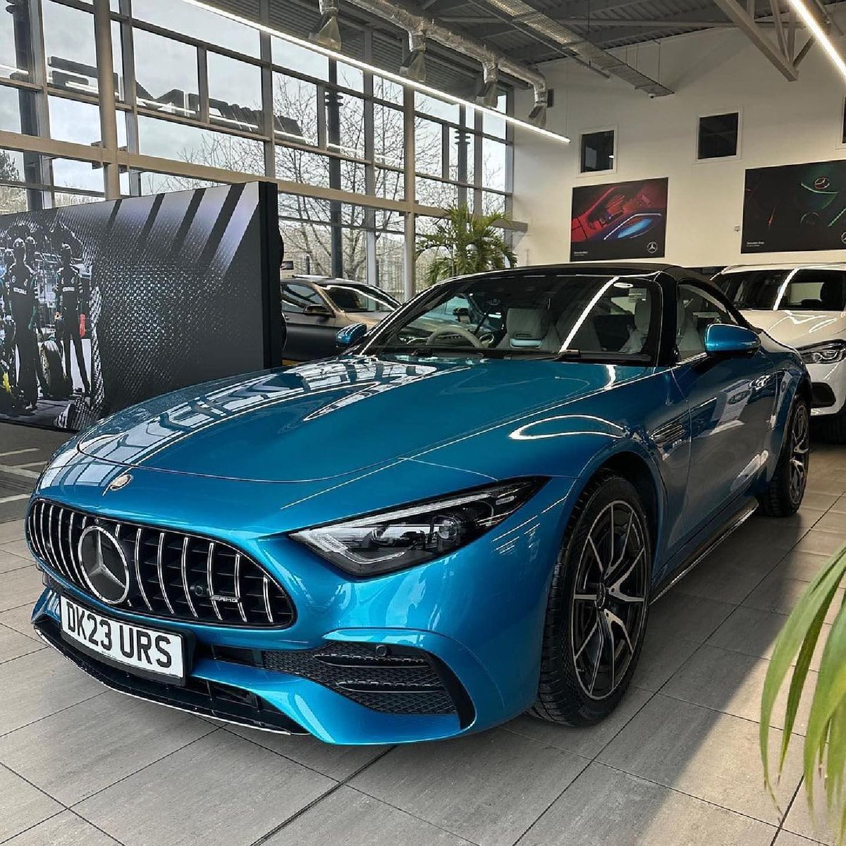 group1autouk's tweet image. Roof up or roof down 🤔?

Whichever you choose, this #MercedesAMG #SL43 looks stunning in #HyperBlue Metallic 💙
