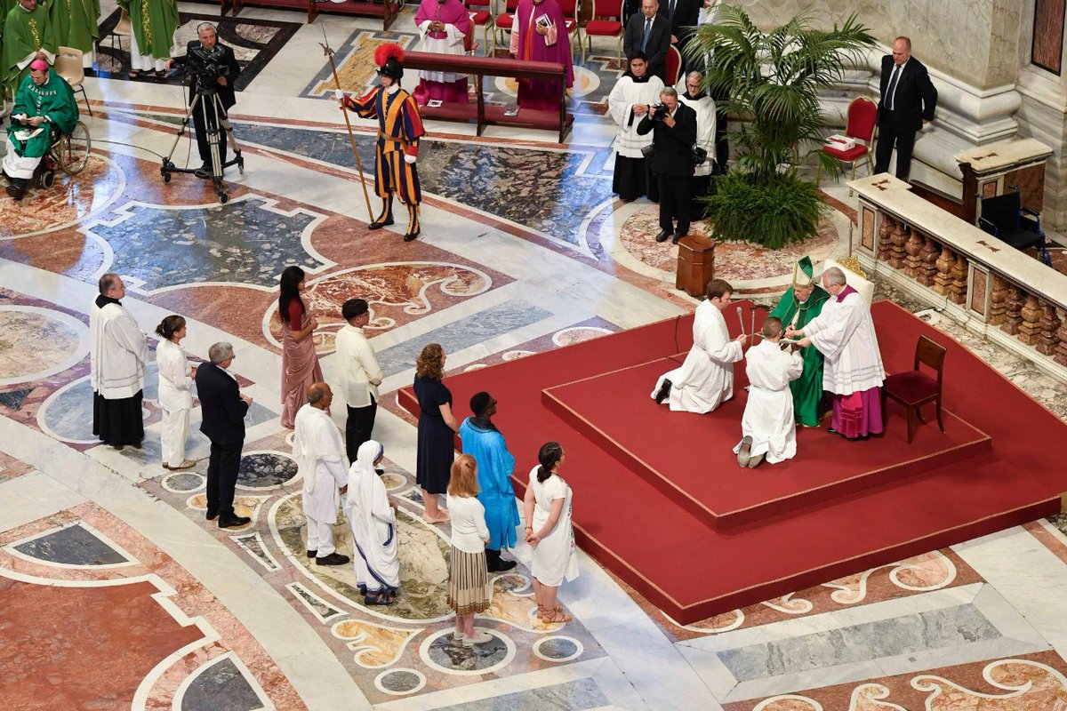 vaticannews_pt's tweet image. O momento da entrega do Crucifixo. Diante do Papa 5 #idosos e 5 #jovens dos 5 continentes. #PapaFrancisco: "Todos somos chamados a transmitir aos mais novos - juntamente com o conhecimento e o gosto pela vida - a Palavra da cruz, a sabedoria e o poder de Deus para a salvação."