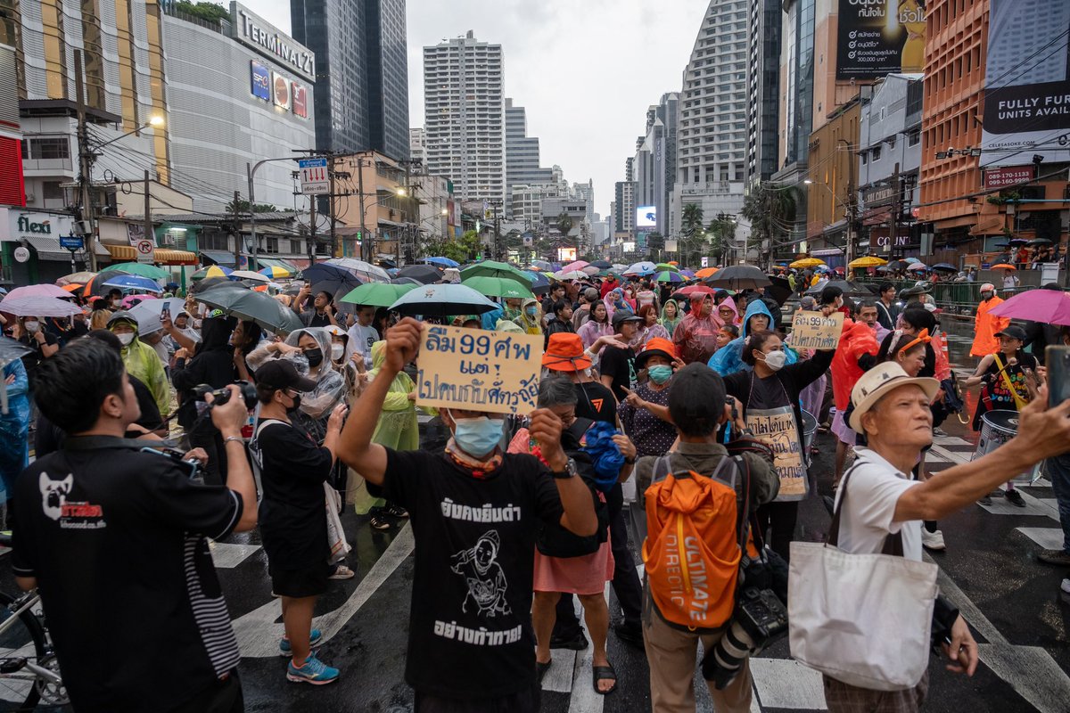 AndreaCapello8's tweet photo. Move Forward party supporters gather in central Bangkok to support their leader #bangkok #protest #ม็อบ23กรกฎา66 https://t.co/QLEZ3Nks8g