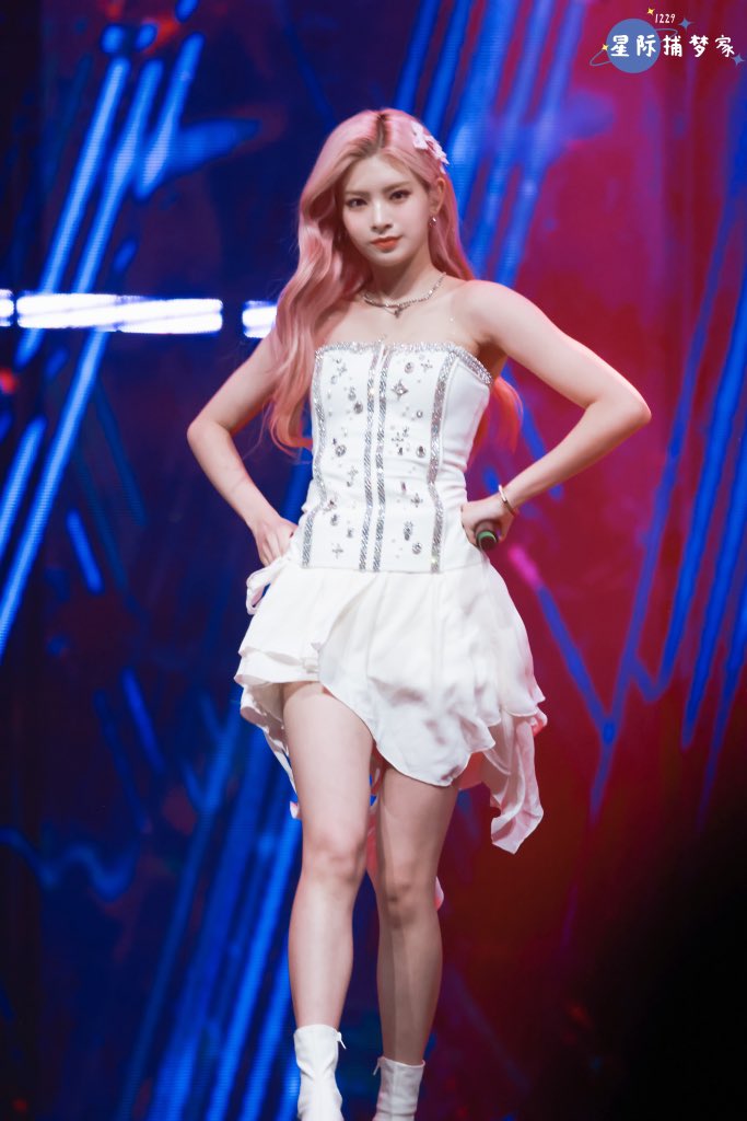 20001229yr's tweet photo. 230722  yuehua family concert

 #에버글로우 #왕이런 #이런 #王怡人 https://t.co/FpYqx9NSW8