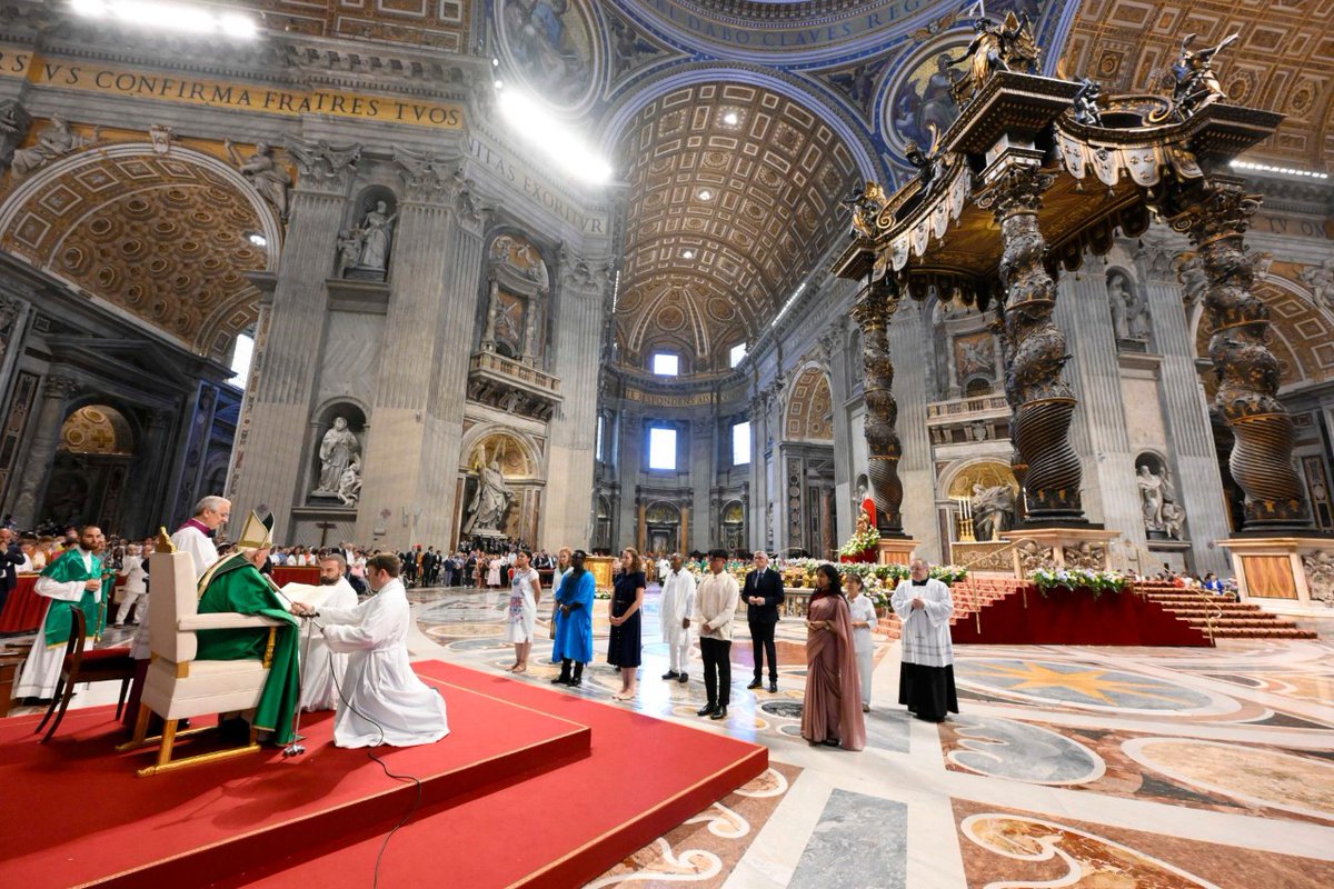 vaticannews_pt's tweet image. O momento da entrega do Crucifixo. Diante do Papa 5 #idosos e 5 #jovens dos 5 continentes. #PapaFrancisco: "Todos somos chamados a transmitir aos mais novos - juntamente com o conhecimento e o gosto pela vida - a Palavra da cruz, a sabedoria e o poder de Deus para a salvação."
