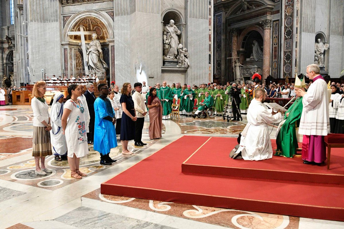 vaticannews_pt's tweet image. O momento da entrega do Crucifixo. Diante do Papa 5 #idosos e 5 #jovens dos 5 continentes. #PapaFrancisco: "Todos somos chamados a transmitir aos mais novos - juntamente com o conhecimento e o gosto pela vida - a Palavra da cruz, a sabedoria e o poder de Deus para a salvação."