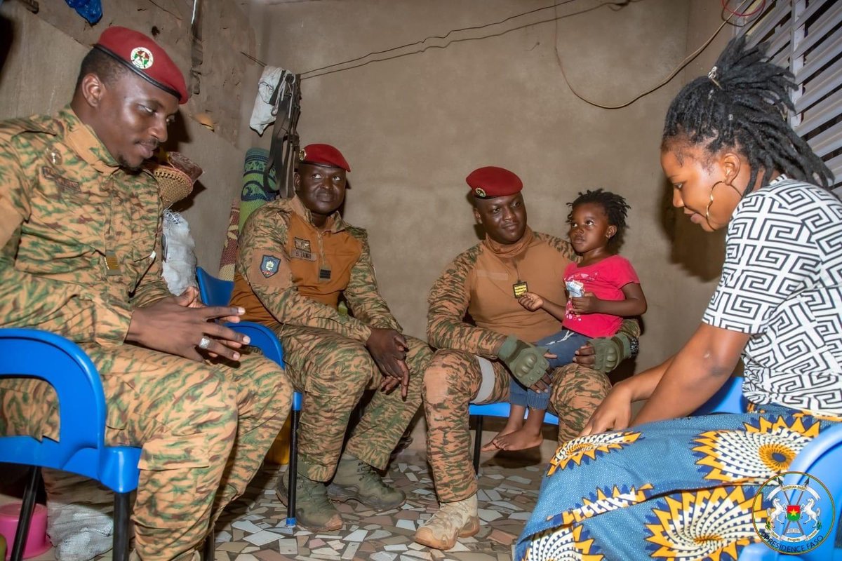 Dieuson1's tweet photo. Le Président de la Transition, Chef de l’Etat, @CapitaineIb226 rend visite à des familles des FDS tombés sur le champ d’honneur pour la patrie et annonce en perspective, la création d’une agence �� la @presidencebf pour s'occuper des veuves, des orphelins &amp; blessés. #BurkinaFaso https://t.co/0ozeBESPdh