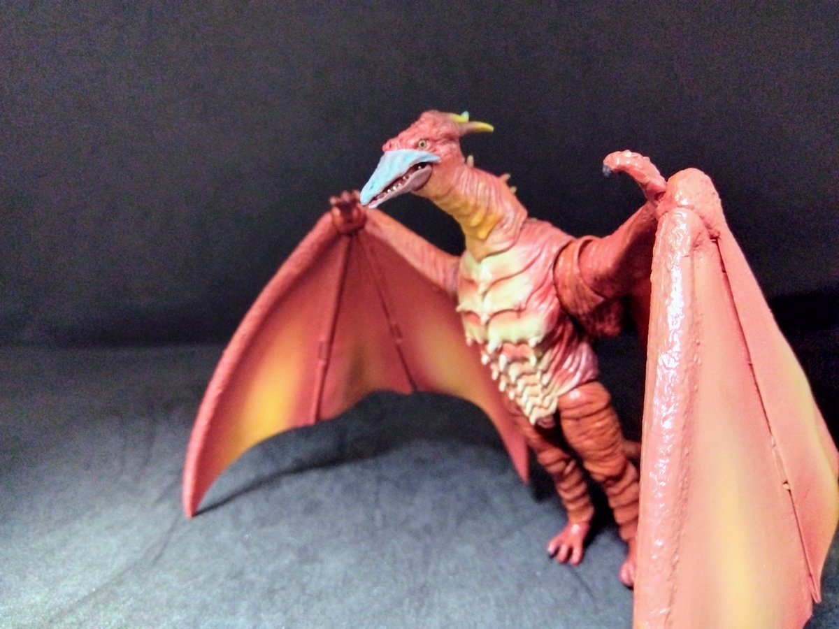 Genbu108's tweet photo. #夜のフィギュア撮影会
7/23
お題『フリー』

ファイヤーラドンは国連G対策センター製メカゴジラに容赦無く熱線を撃ち込む。メカゴジラによりゴジラを打倒するための囮としてベビーゴジラを使う国連G対策センターの卑怯なやり方を断じて許さないからだ。#FireRodan
#SHMonsterArts https://t.co/yT1JGy7Yq4