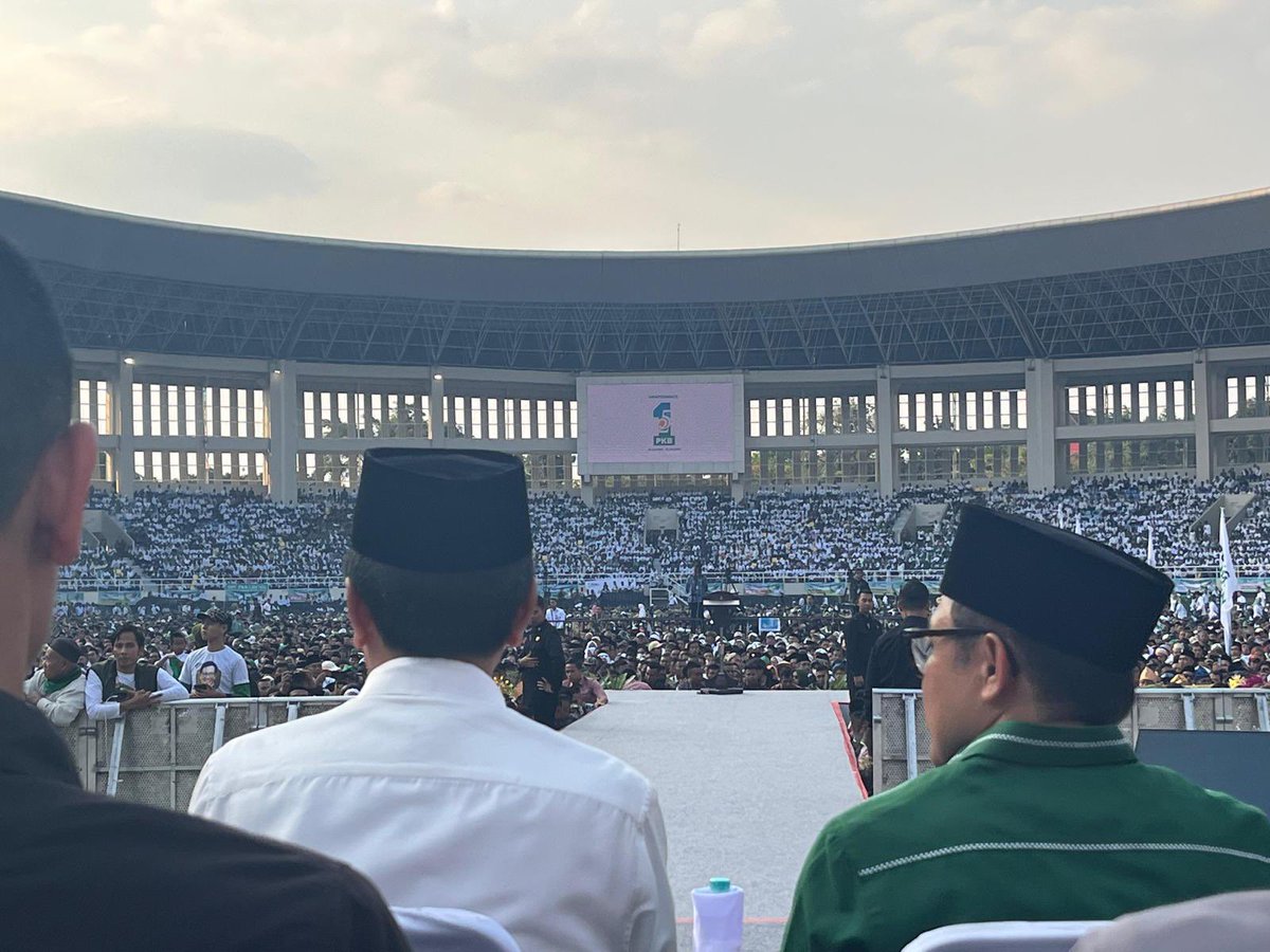 Matursembahnuwun rawuhipun Pak Presiden <a href="/jokowi/">Joko Widodo</a> bersama puluhan kader PKB di Stadion Manahan Solo Jawa Tengah