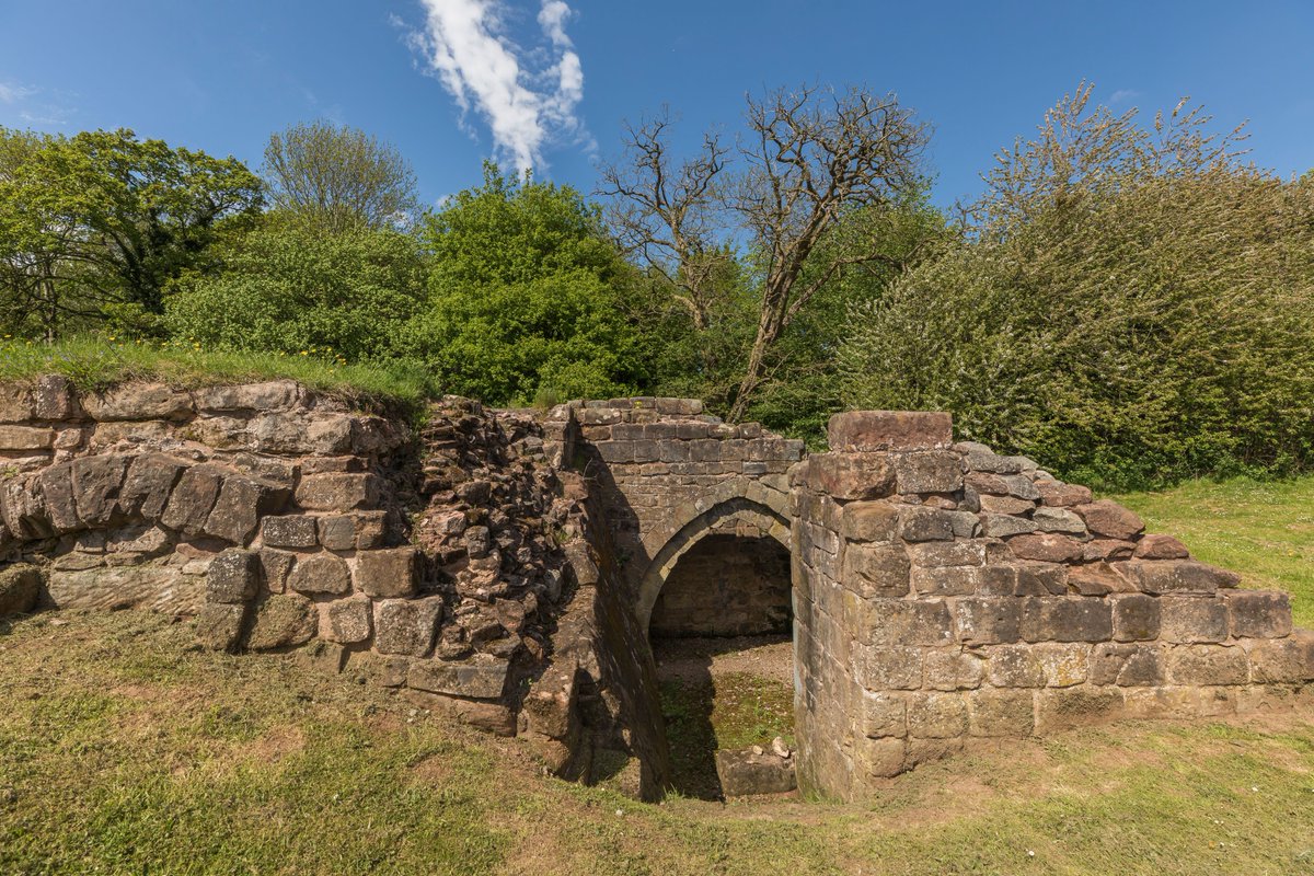 'We have seen better days.' Timon of Athens, Act IV, Scene 2. #ShakespeareSunday Images: Floor tile and sandstone gargoyle found at Weoley Castle, archive photo of an archaeological dig & a feature of Weoley Castle ruins today. @WeoleyCastleR