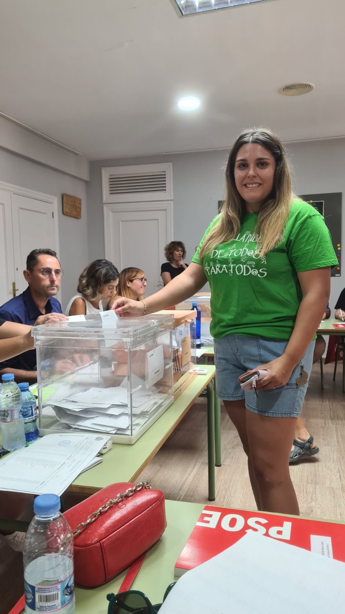 lorenacr31's tweet photo. La mejor manera de luchar por los derechos que tanto han costado conseguir. Por una #educacionpublica
#bajadaderatio
@OxLaPublica 
@MVerdeAndaluza https://t.co/KcN1tT3Dtv