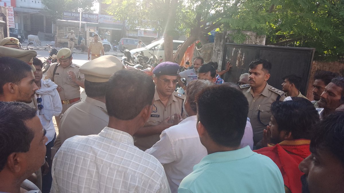 PalSafipur's tweet photo. #उन्नाव
थाना अचलगंज के दौलतपुर गांव में अभिषेक यादव नाम के युवक की हत्या या आत्महत्या की गुत्थी नहीं सुलझा पाई पुलिस।, पोस्टमार्टम हाउस पर परिजनों ने डॉक्टर पर गलत रिपोर्ट बनाए जाने का लगाया आरोप।
@unnaopolice @dmunnao @Igrangelucknow @dgpup @yadavakhilesh @myogioffice @adgzonelu https://t.co/7pqbkLcSJE