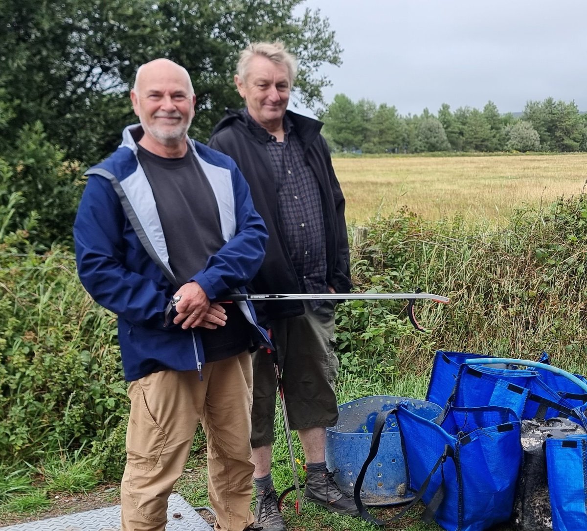The beach clean also gave <a href="/martinschwaller/">Martin Schwaller</a>, our general election candidate for Ynys Môn, a chance to chat to the Wales Green Party Leader, <a href="/as_penarth/">Anthony Slaughter</a>, about the issues facing the local community. Delivering good, year-round green jobs is clearly important for islanders. 2/2
