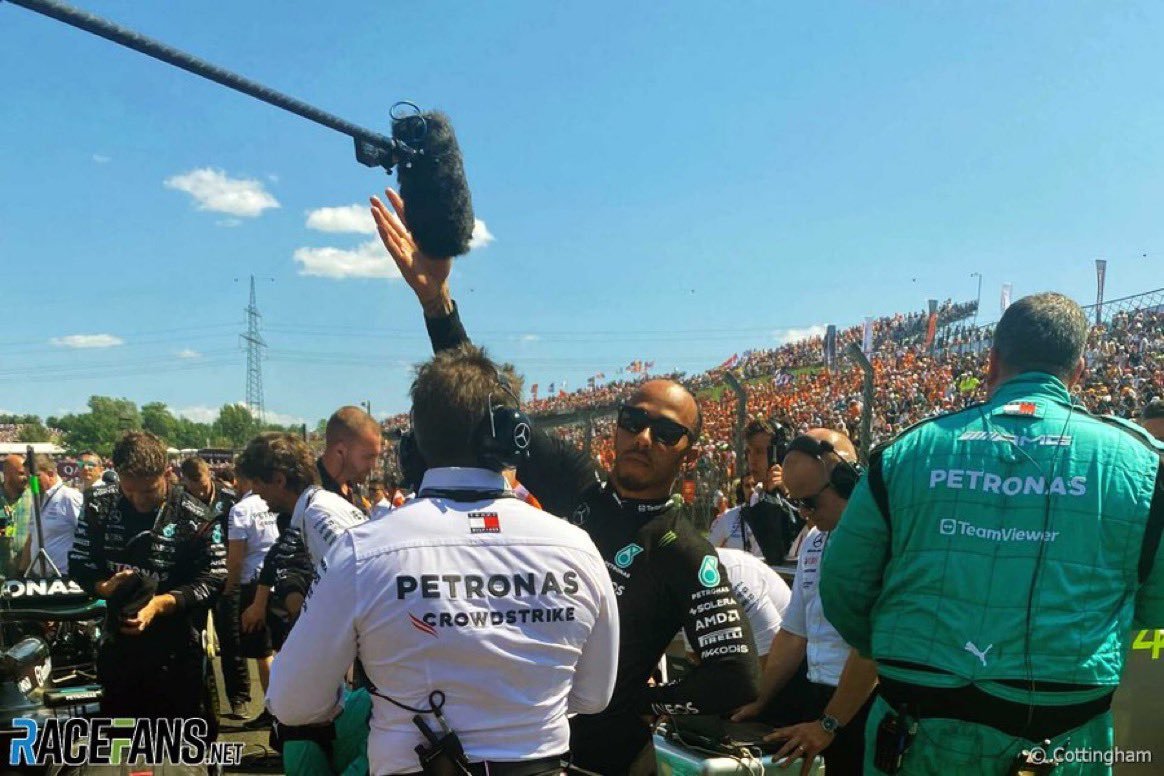 Lewis Hamilton n'a pas l'air d'apprécier la présence de Netflix sur la grille apparemment 😭

(📸 #RaceFans)

#F1 #HungarianGP
